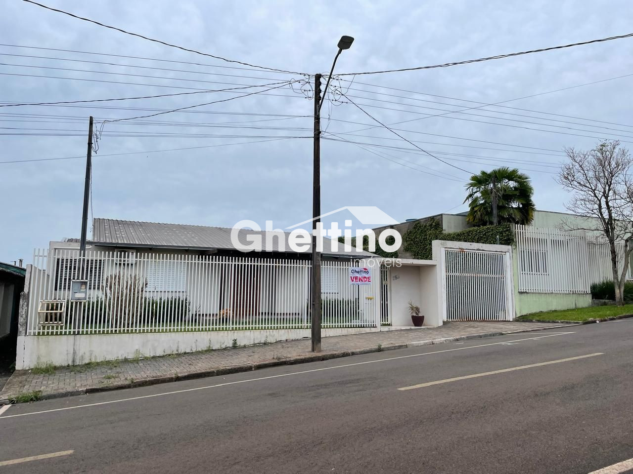 Casa de alvenaria com piscina