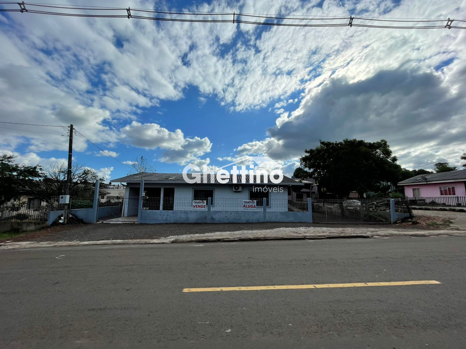 Casa alvenaria com barrac�o