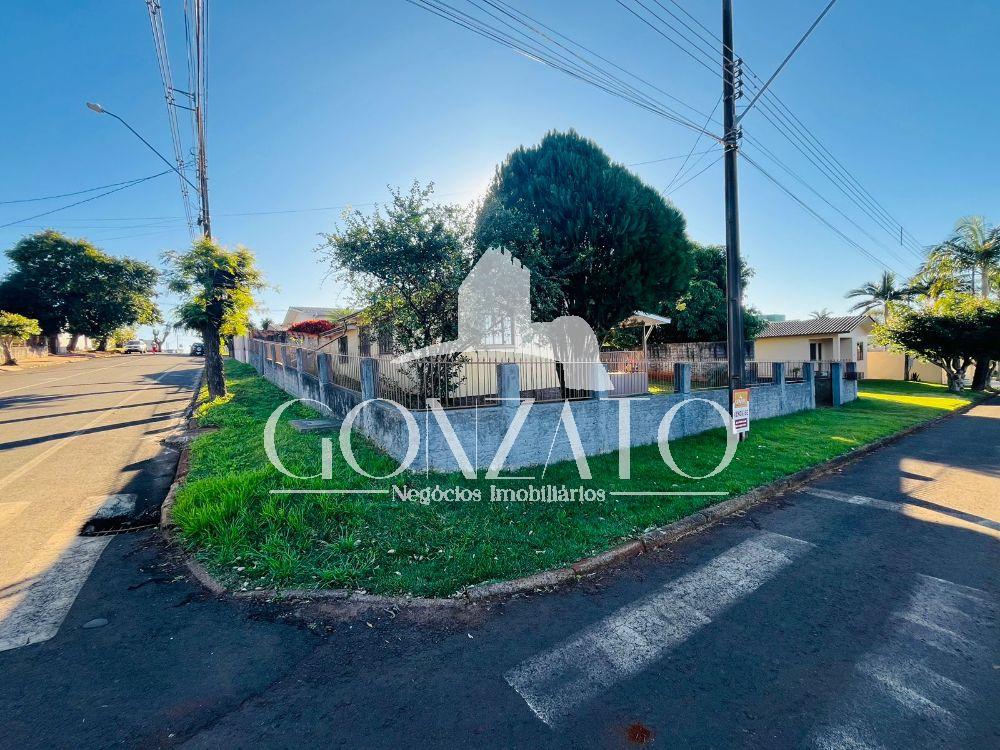 IMÓVEL DE ESQUINA COM TERRENO AMPLO