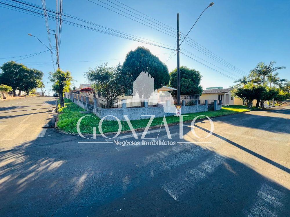 IMÓVEL DE ESQUINA COM TERRENO AMPLO