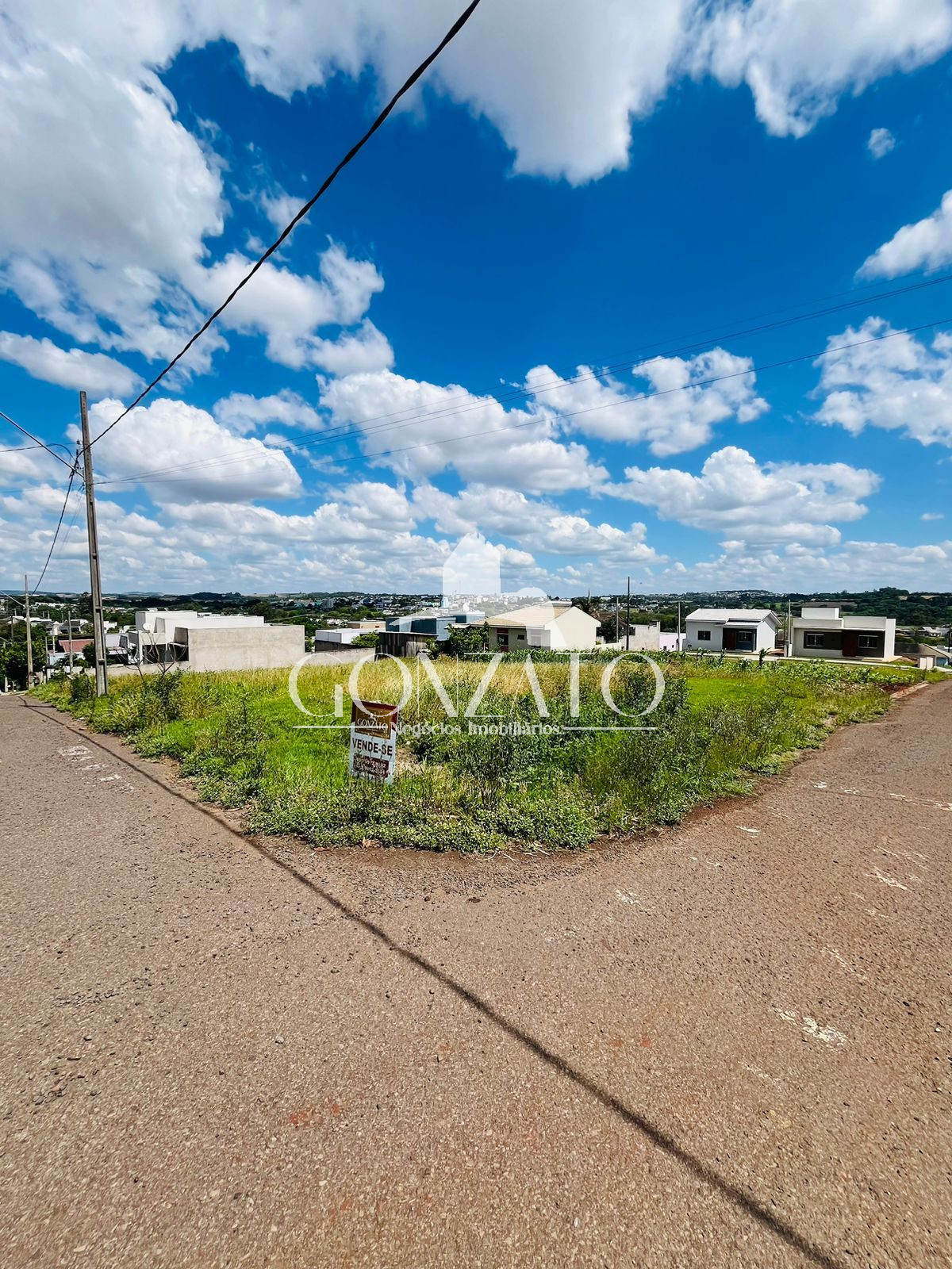 TERRENO DE ESQUINA RESIDENCIAL