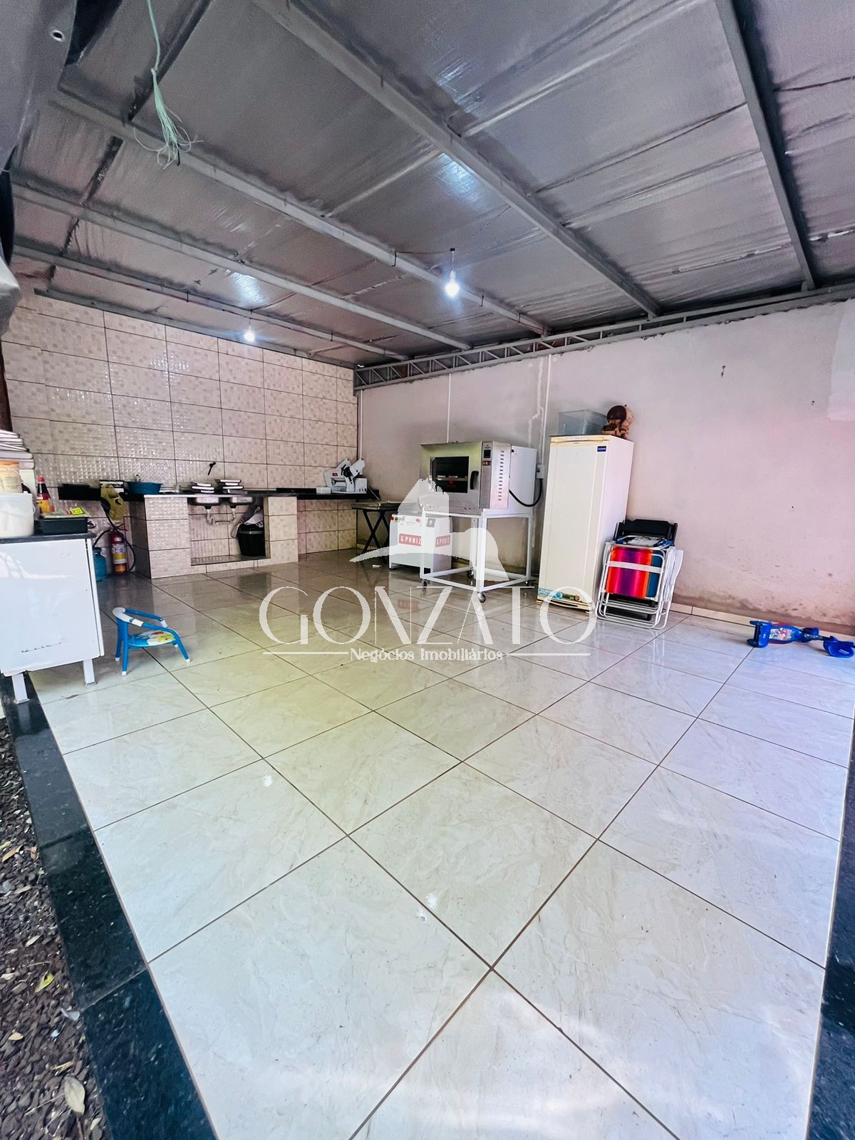 IMÓVEL DE DOIS PAVIMENTOS COM SALA COMERCIAL