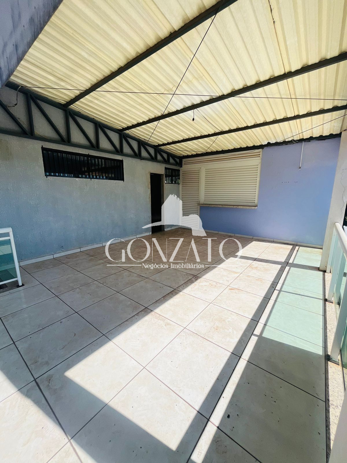 IMÓVEL DE DOIS PAVIMENTOS COM SALA COMERCIAL