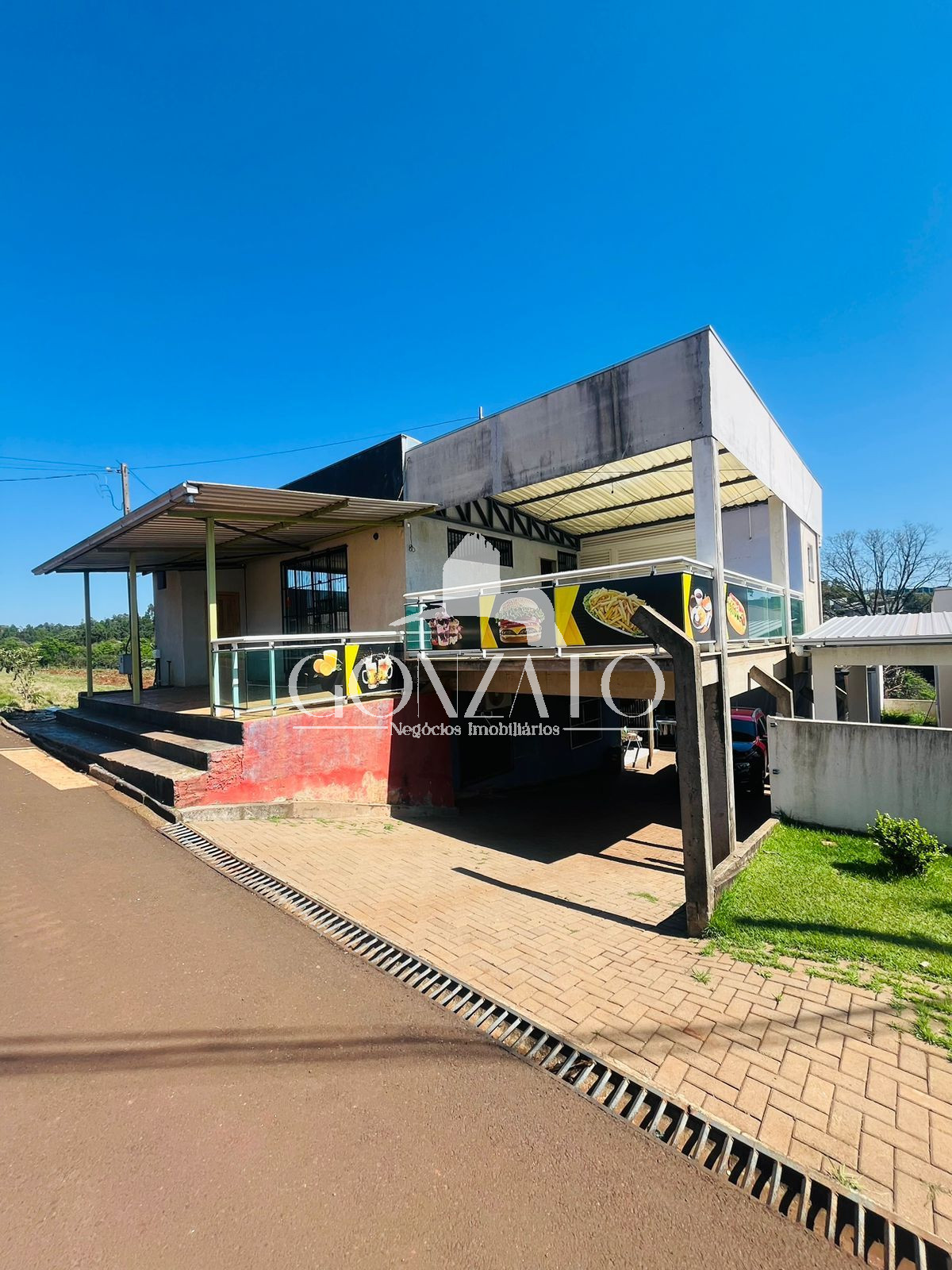 IMÓVEL DE DOIS PAVIMENTOS COM SALA COMERCIAL