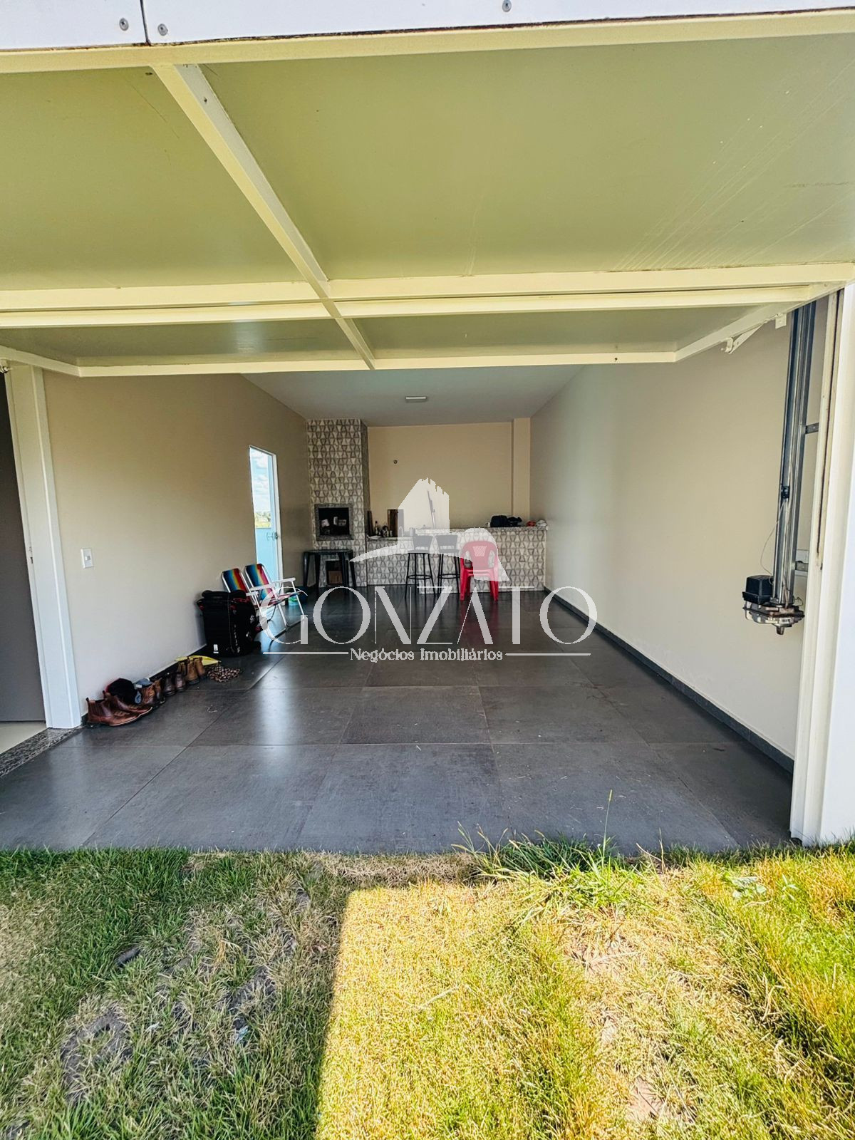 IMVEL DE ESQUINA COM PISCINA