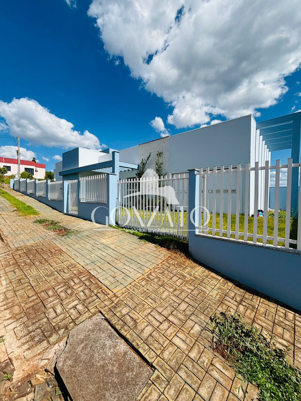 IMÓVEL DE ESQUINA COM PISCINA