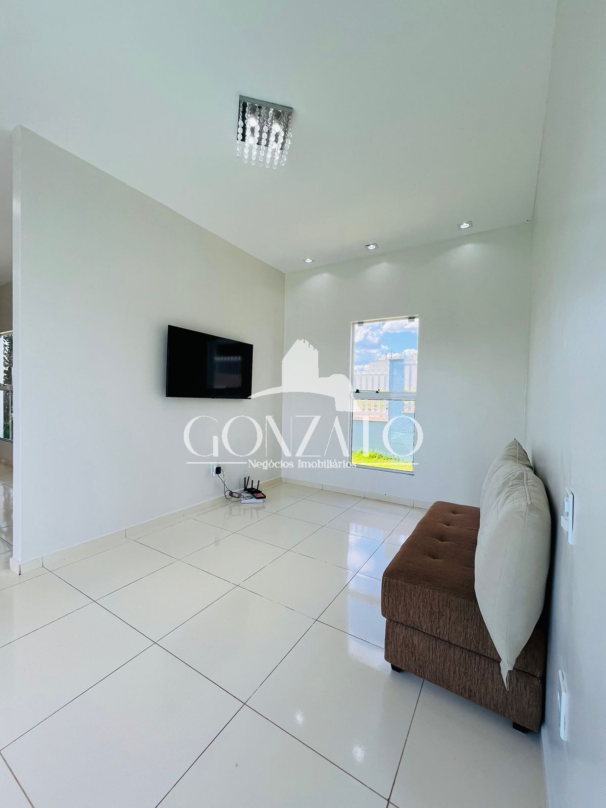 IMÓVEL DE ESQUINA COM PISCINA