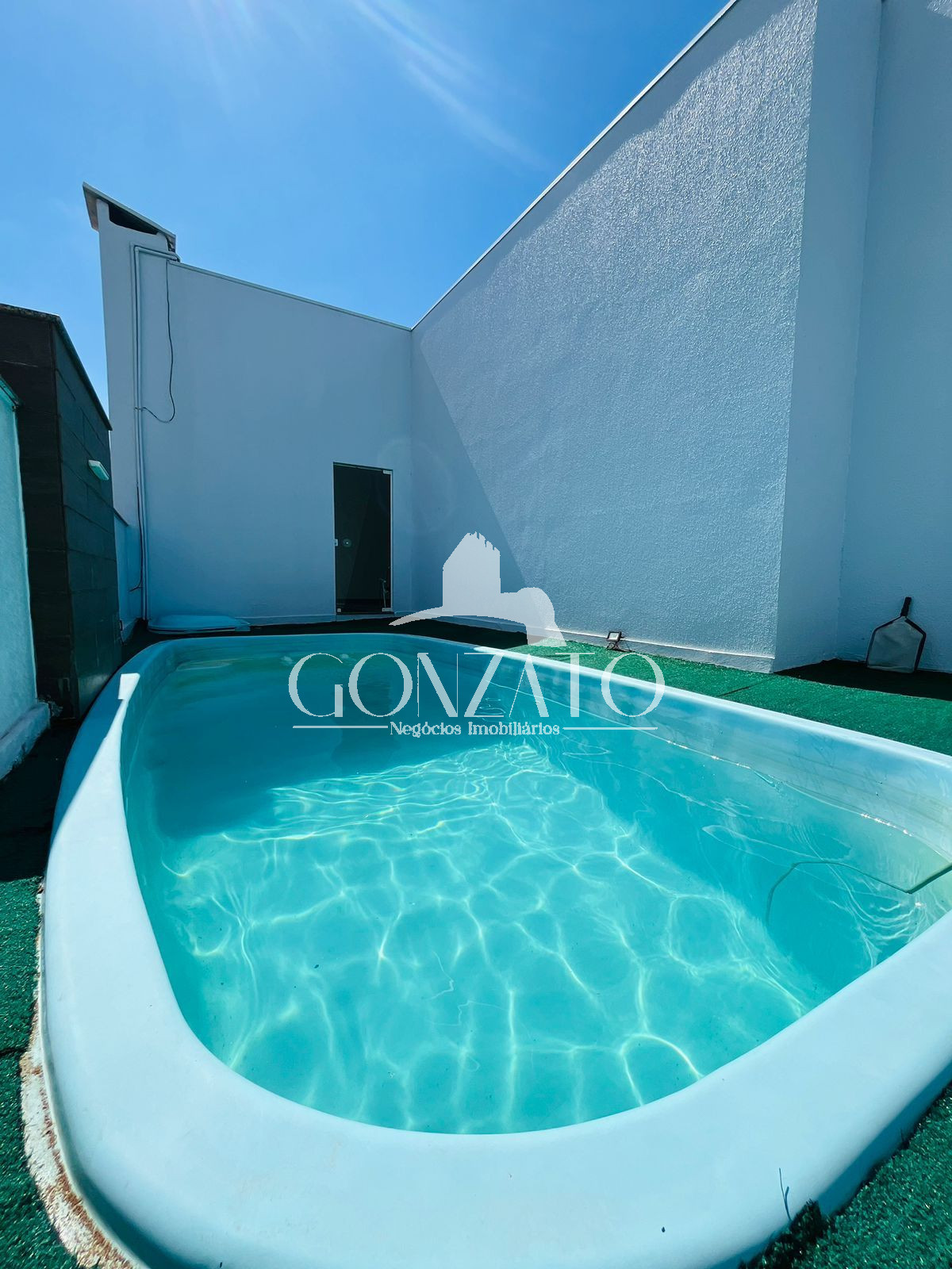 IMVEL DE ESQUINA COM PISCINA