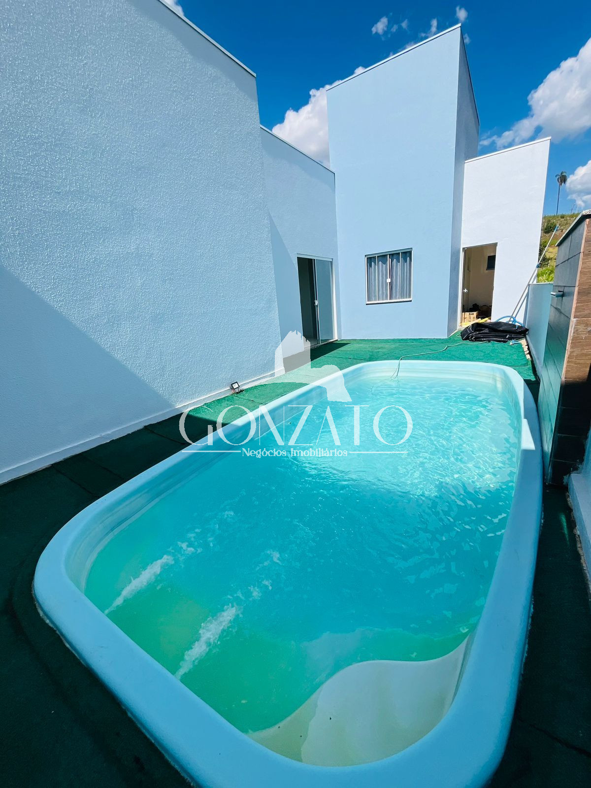 IMVEL DE ESQUINA COM PISCINA