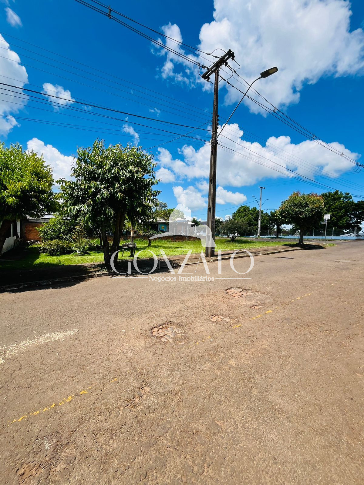 TERRENO DE ESQUINA RESIDENCIAL / COMERCIAL