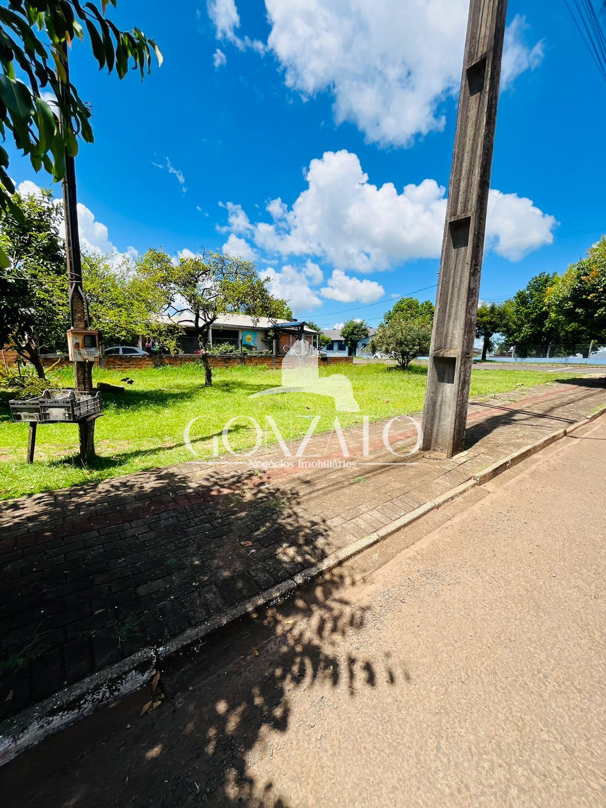 TERRENO DE ESQUINA RESIDENCIAL / COMERCIAL