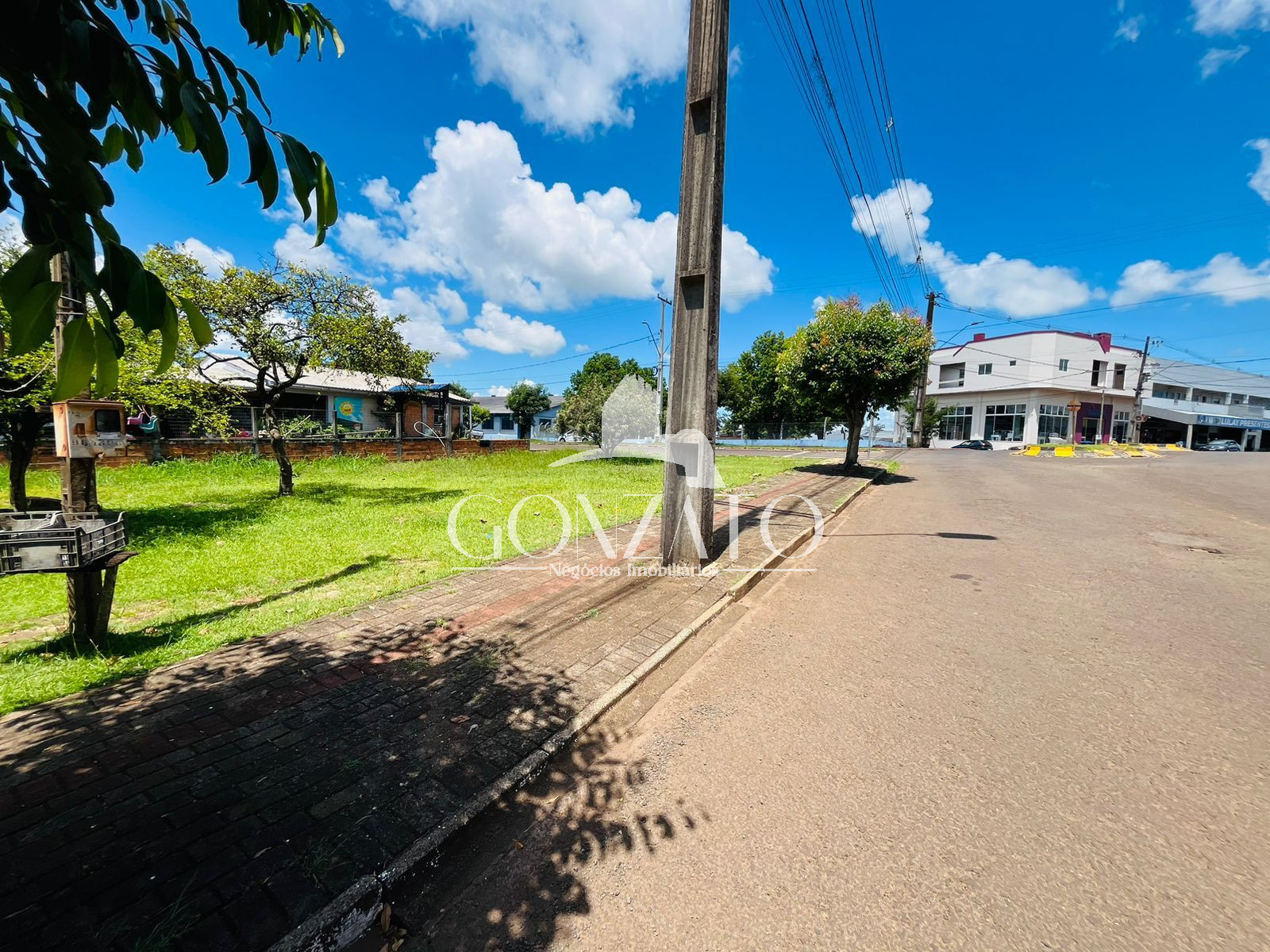 TERRENO DE ESQUINA RESIDENCIAL / COMERCIAL