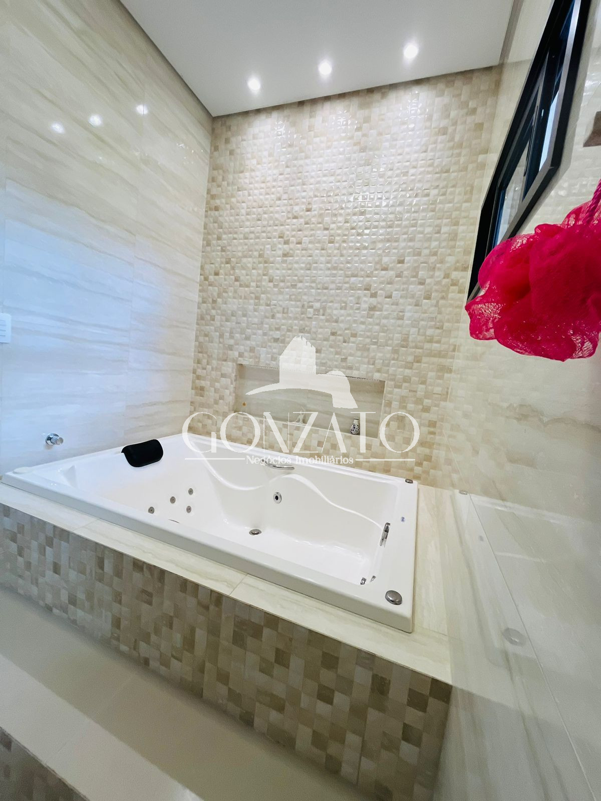 IMÓVEL SEMI MOBILIADO DE ALTO PADRÃO COM PISCINA E HIDROMASSAGEM