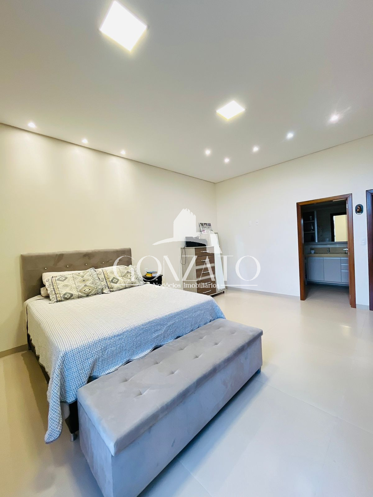 IMVEL SEMI MOBILIADO DE ALTO PADRO COM PISCINA E HIDROMASSAGEM