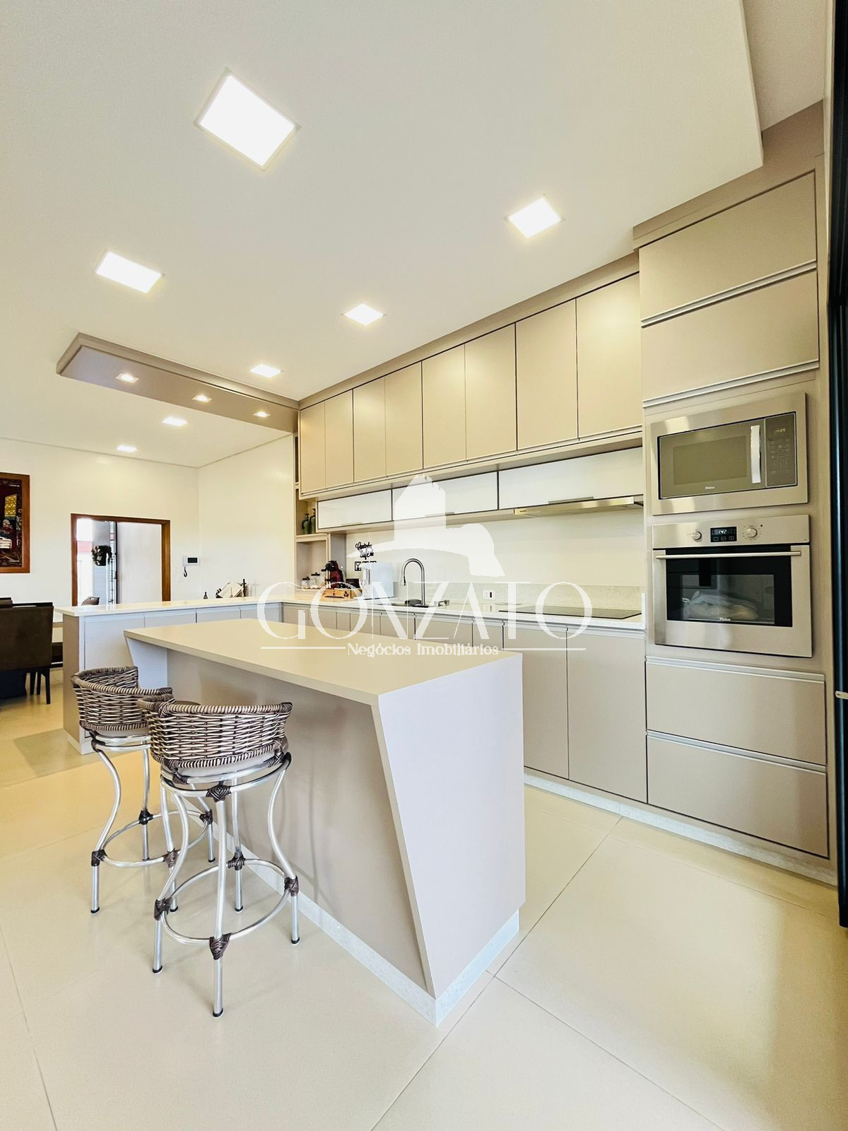 IMVEL SEMI MOBILIADO DE ALTO PADRO COM PISCINA E HIDROMASSAGEM