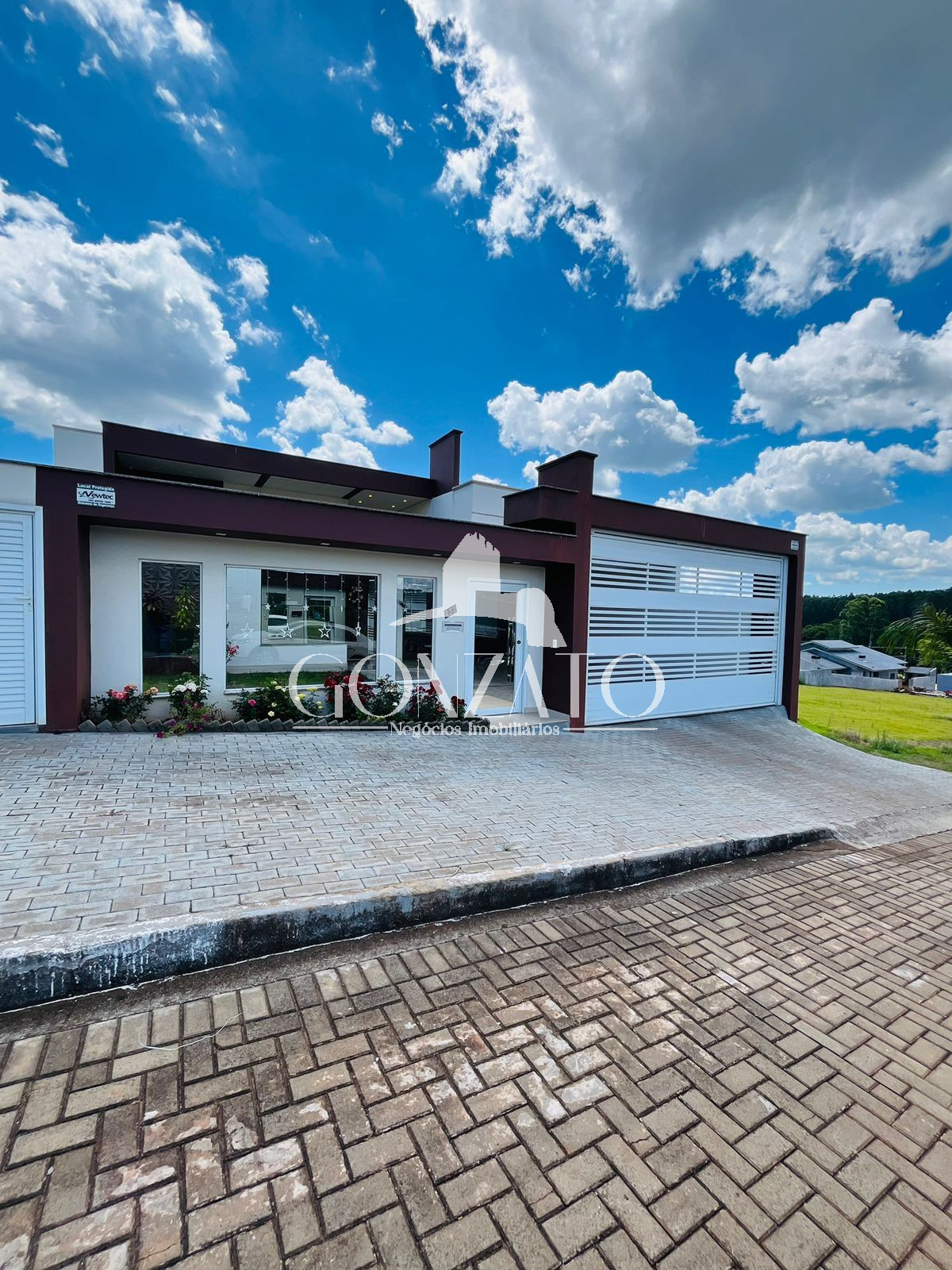 IMVEL SEMI MOBILIADO DE ALTO PADRO COM PISCINA E HIDROMASSAGEM