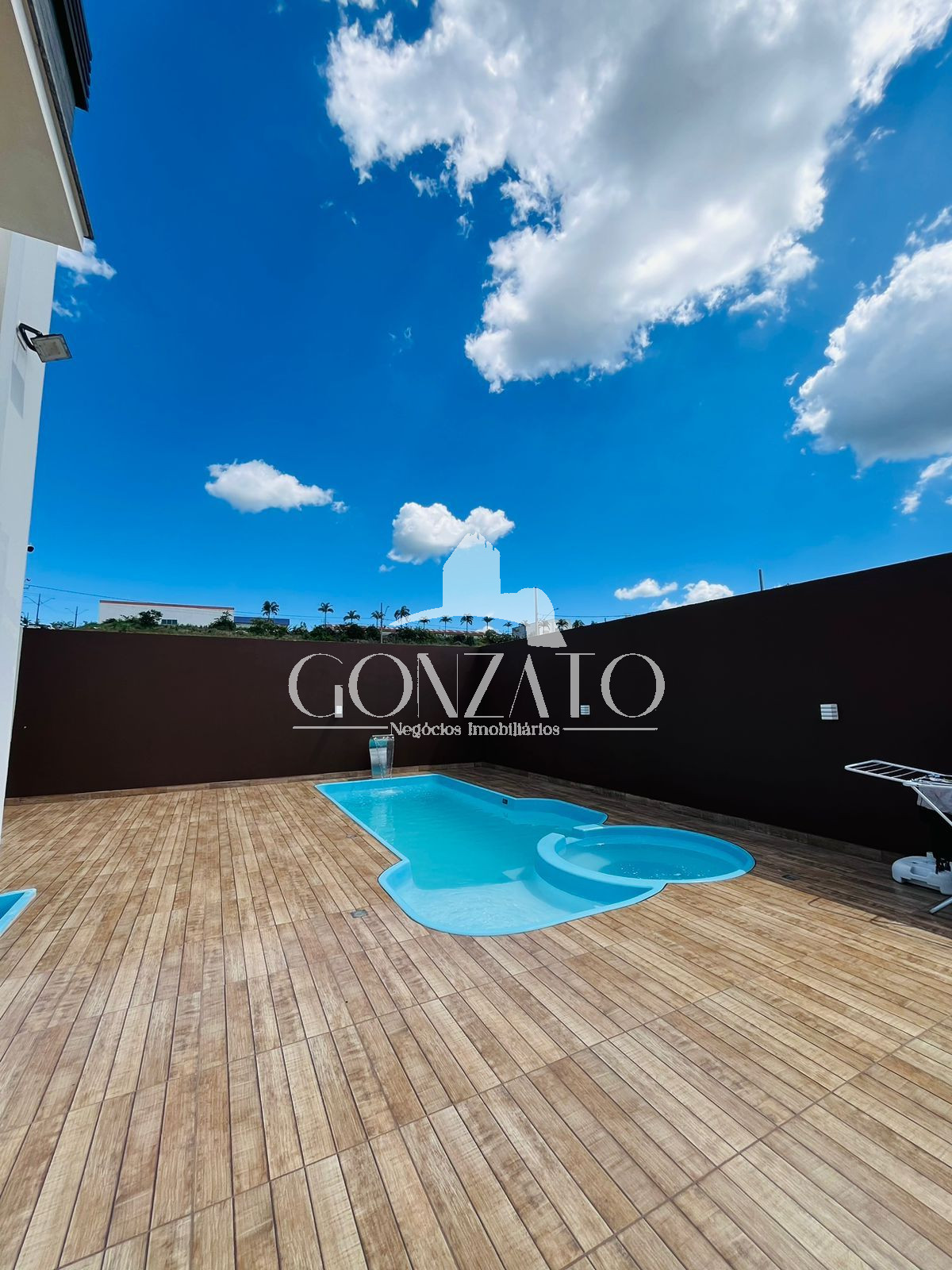 IMVEL SEMI MOBILIADO DE ALTO PADRO COM PISCINA E HIDROMASSAGEM