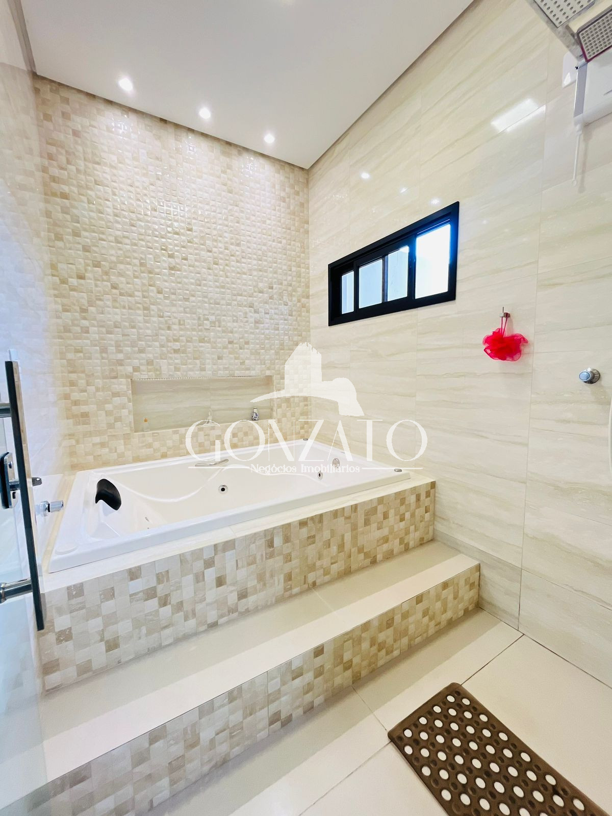 IMVEL SEMI MOBILIADO DE ALTO PADRO COM PISCINA E HIDROMASSAGEM