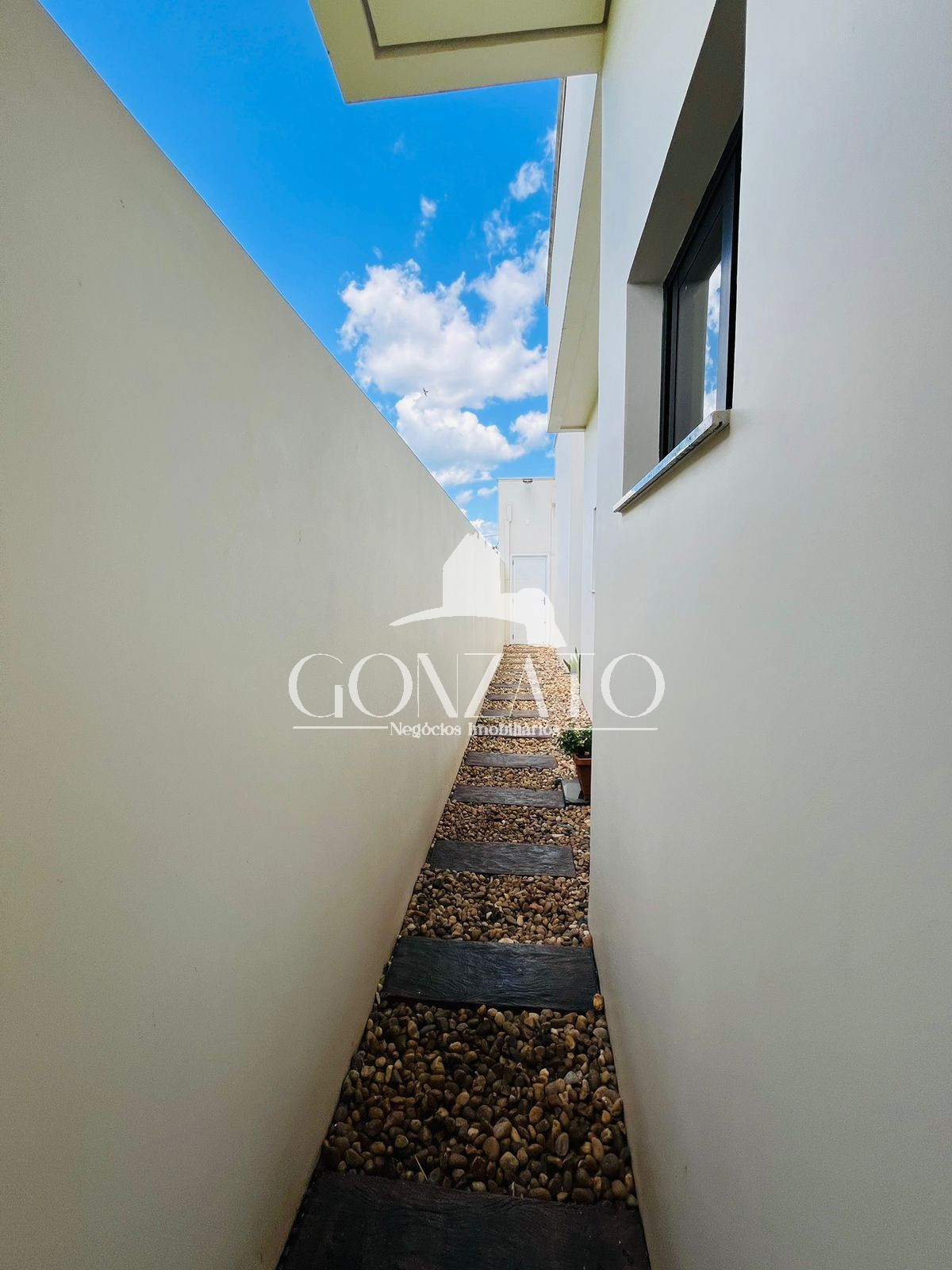 IMVEL SEMI MOBILIADO DE ALTO PADRO COM PISCINA E HIDROMASSAGEM