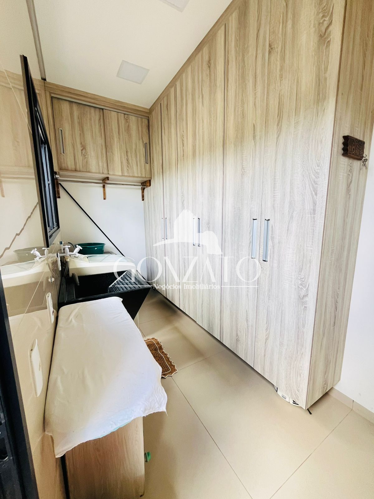 IMVEL SEMI MOBILIADO DE ALTO PADRO COM PISCINA E HIDROMASSAGEM