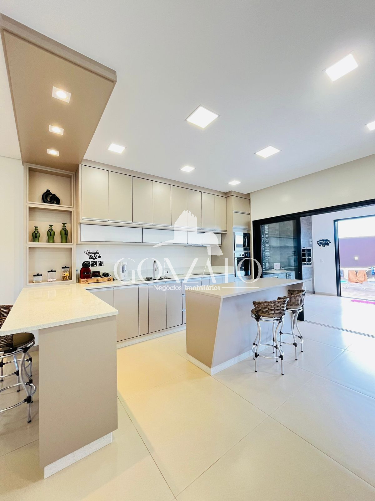 IMVEL SEMI MOBILIADO DE ALTO PADRO COM PISCINA E HIDROMASSAGEM