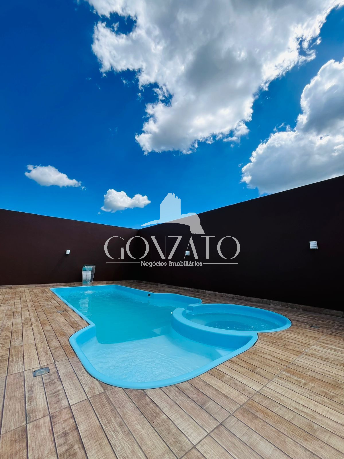 IMVEL SEMI MOBILIADO DE ALTO PADRO COM PISCINA E HIDROMASSAGEM