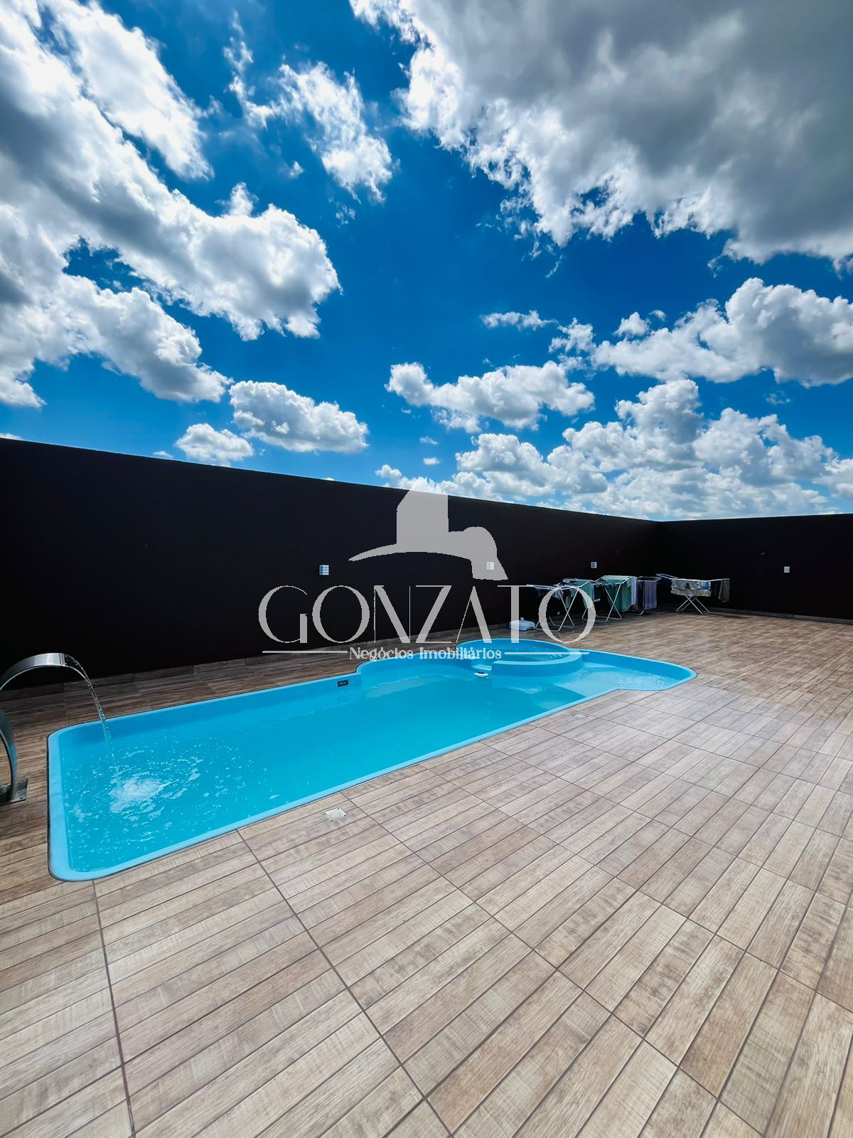 IMVEL SEMI MOBILIADO DE ALTO PADRO COM PISCINA E HIDROMASSAGEM