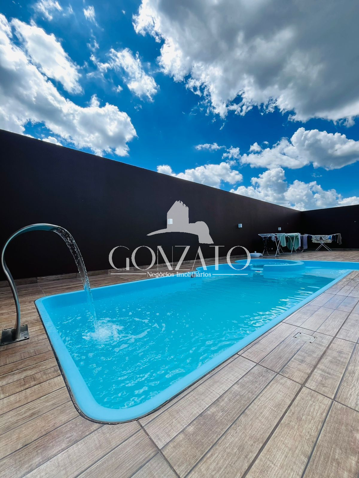 IMVEL SEMI MOBILIADO DE ALTO PADRO COM PISCINA E HIDROMASSAGEM