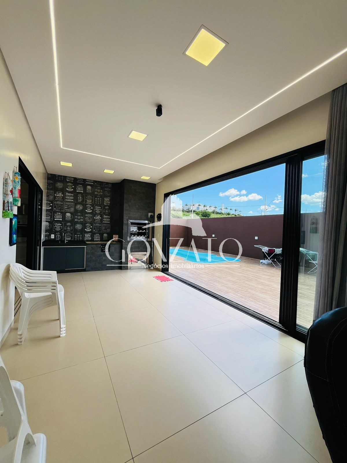 IMVEL SEMI MOBILIADO DE ALTO PADRO COM PISCINA E HIDROMASSAGEM