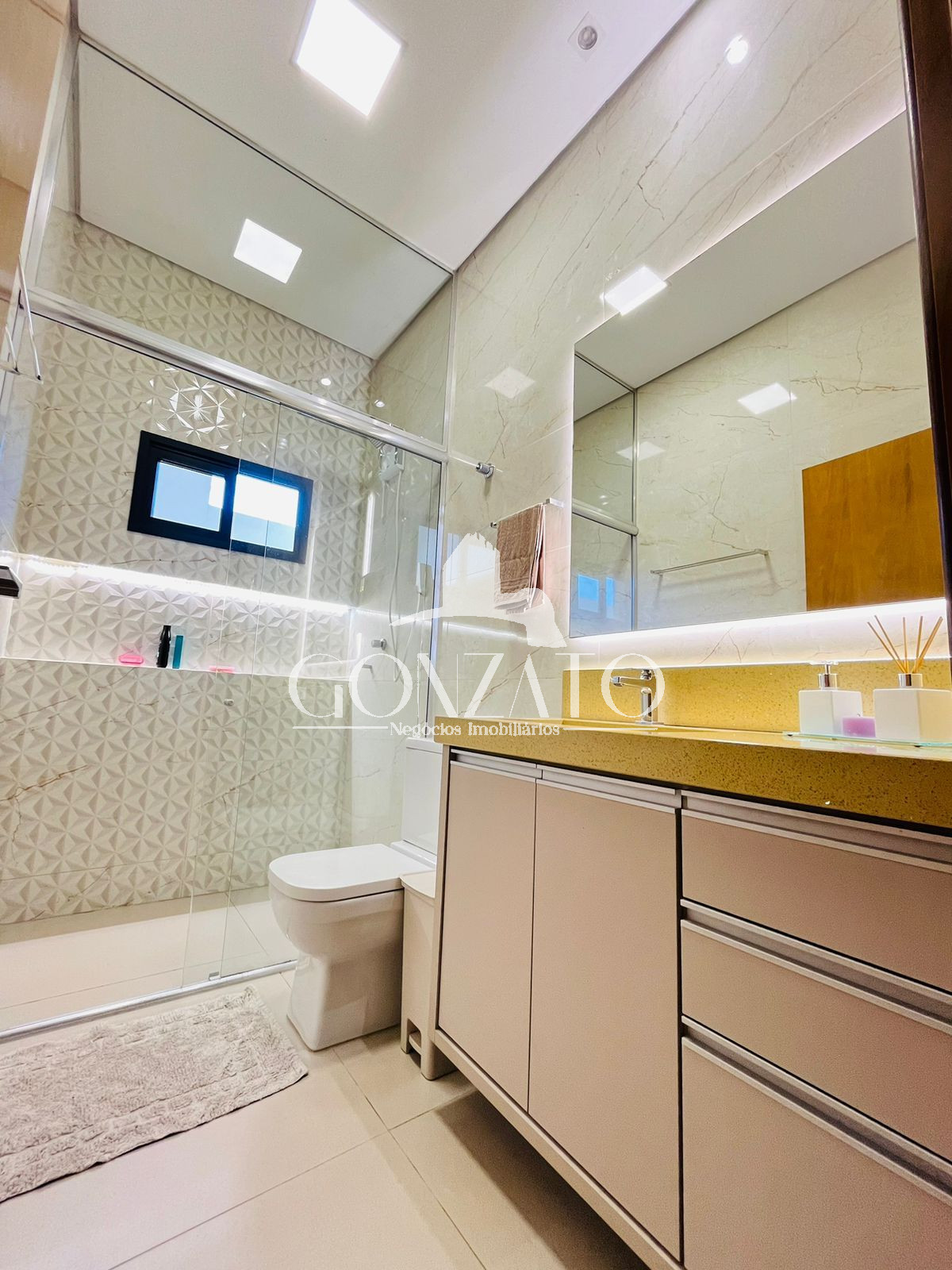 IMVEL SEMI MOBILIADO DE ALTO PADRO COM PISCINA E HIDROMASSAGEM