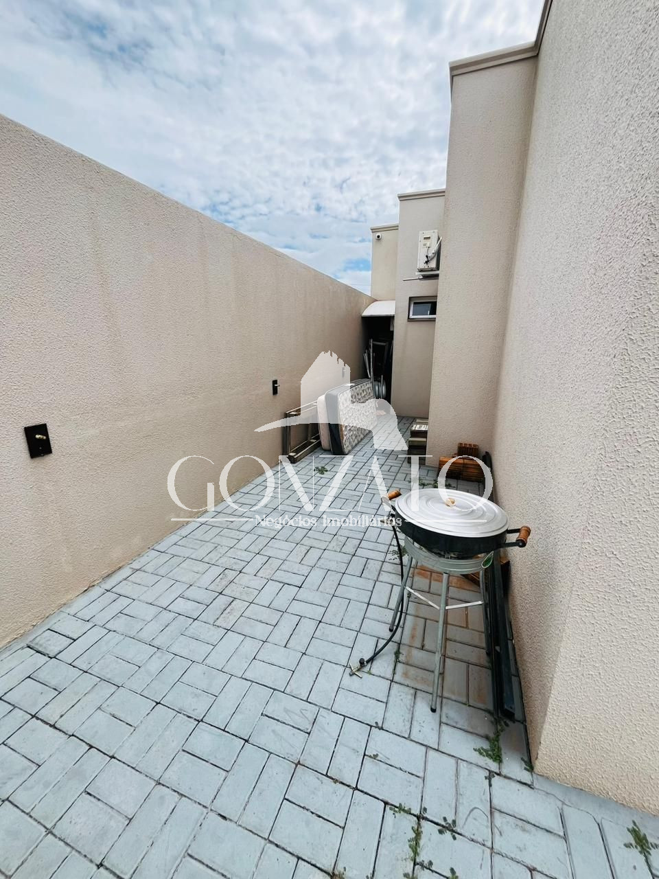 IMÓVEL RESIDENCIAL SEMI-MOBILIADO