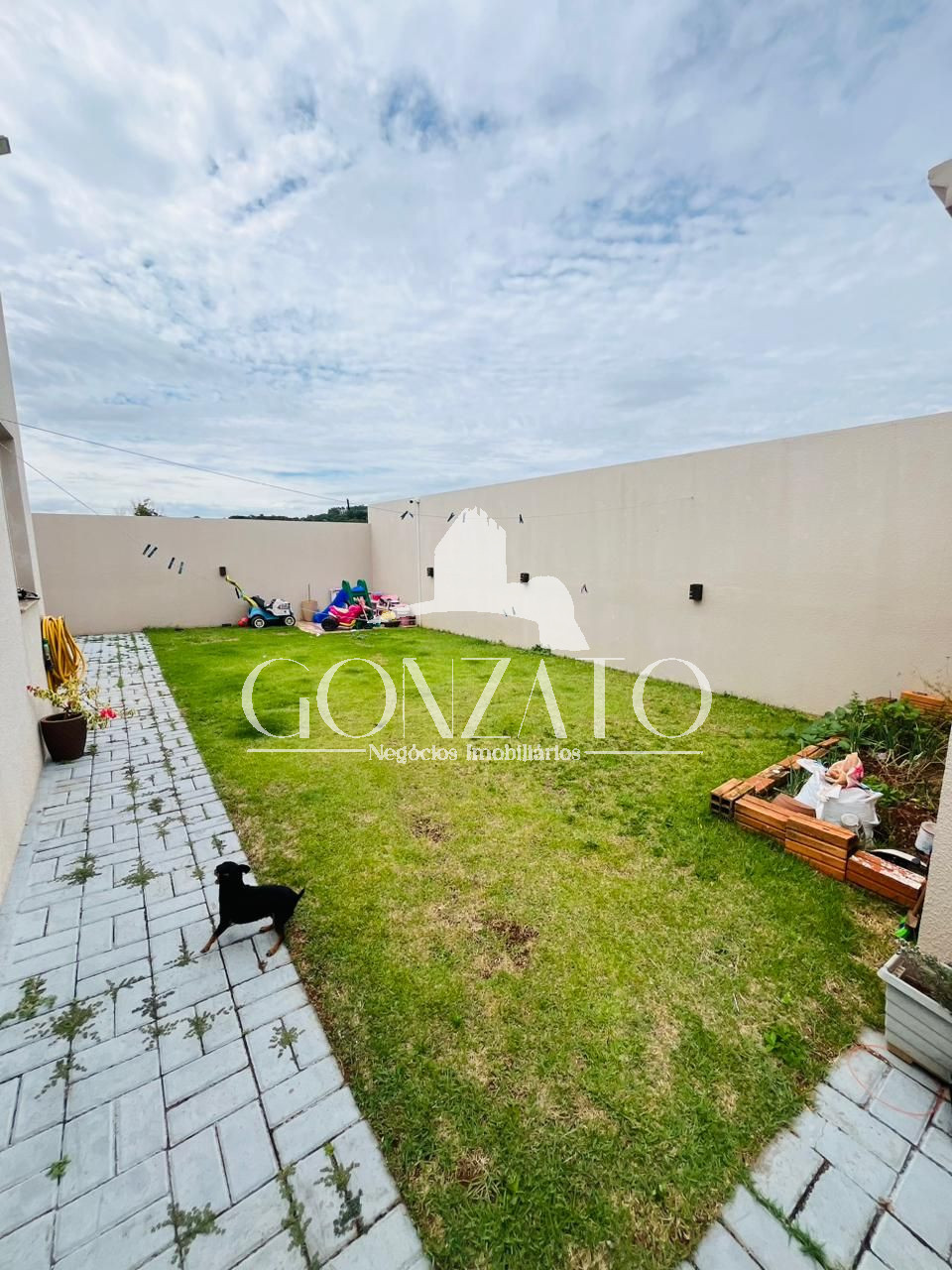 IMÓVEL RESIDENCIAL SEMI-MOBILIADO