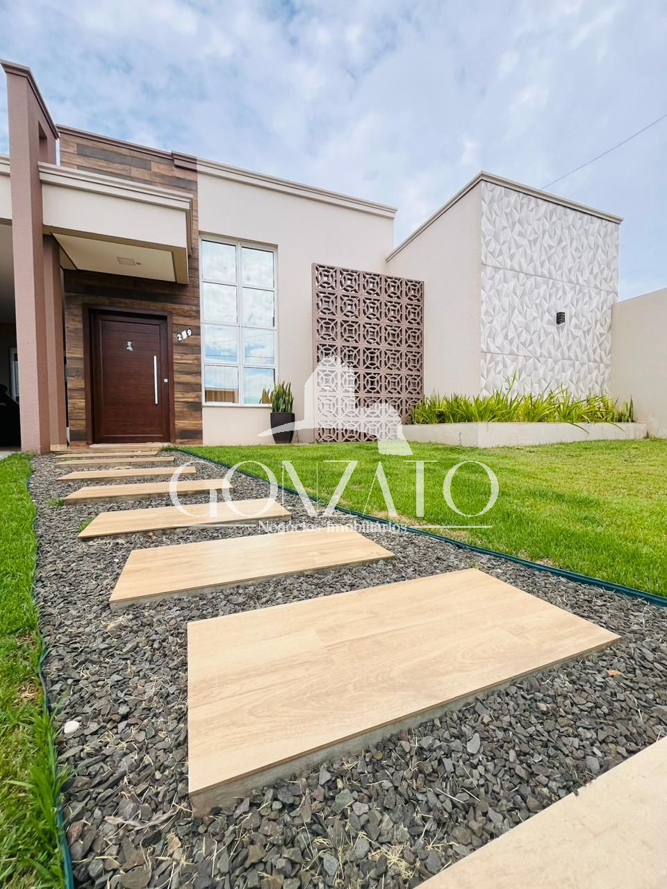 IMÓVEL RESIDENCIAL SEMI-MOBILIADO