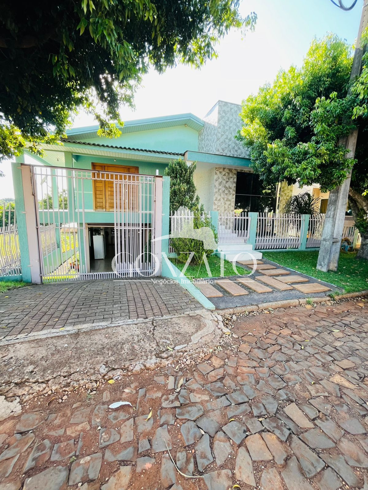 IMÓVEL DE DOIS PAVIMENTOS COM PISCINA 