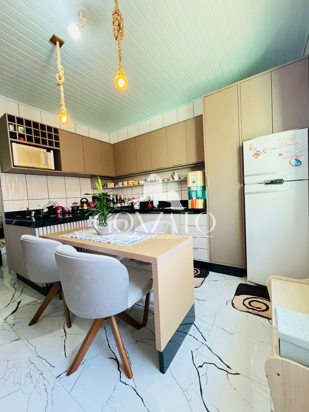 IMÓVEL DE DOIS PAVIMENTOS COM PISCINA 