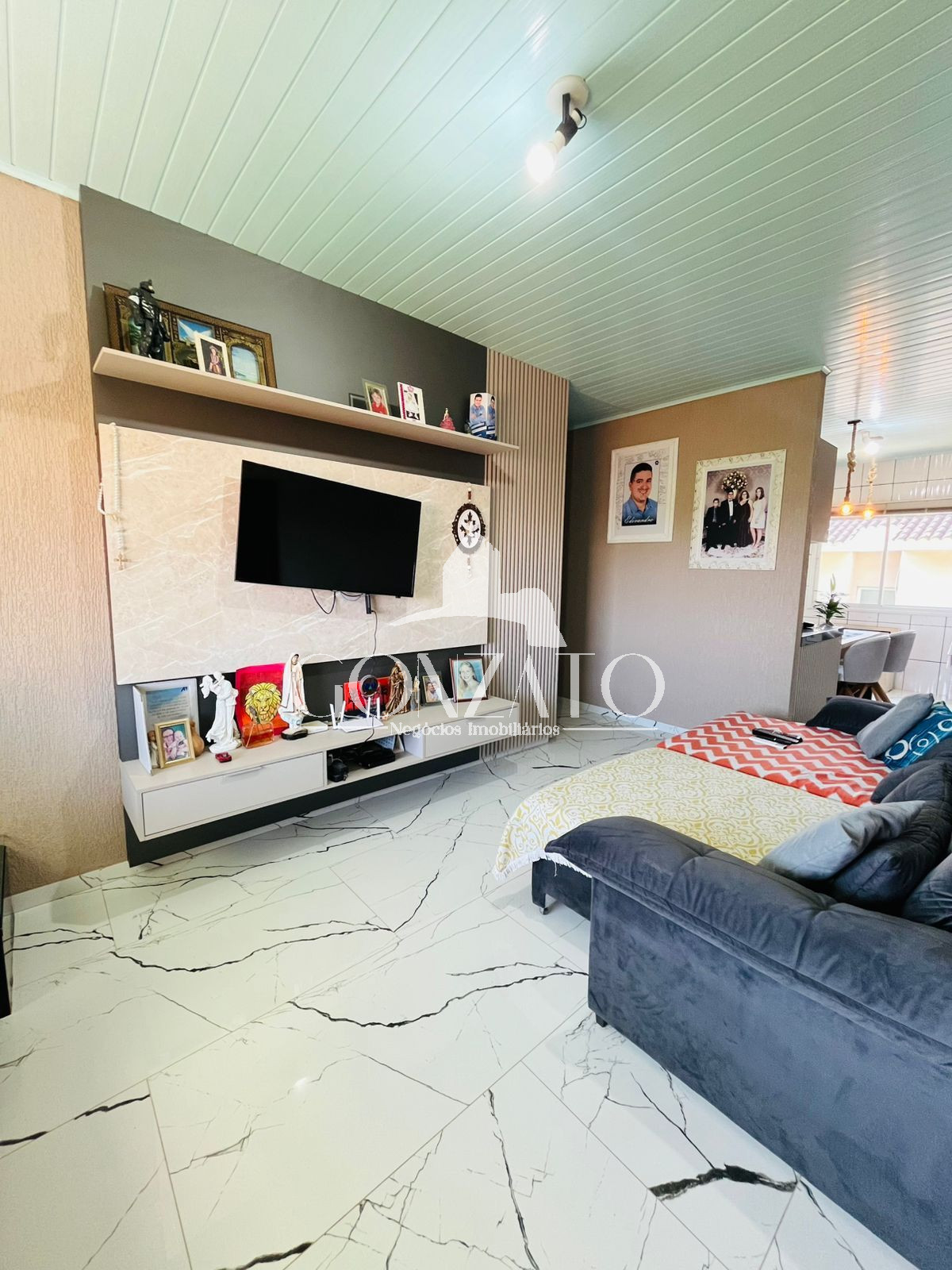 IMÓVEL DE DOIS PAVIMENTOS COM PISCINA 