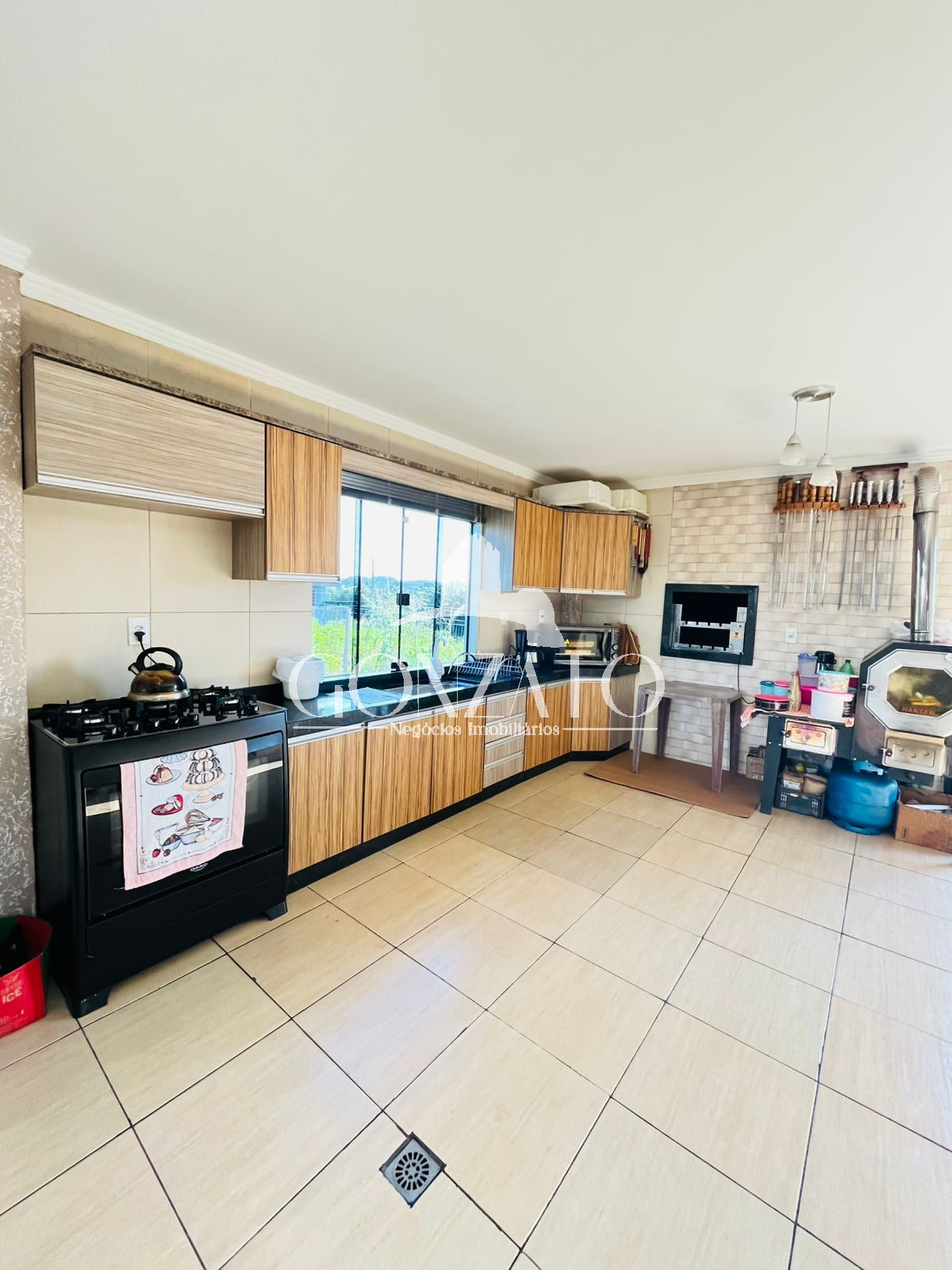 IMÓVEL DE DOIS PAVIMENTOS COM PISCINA 