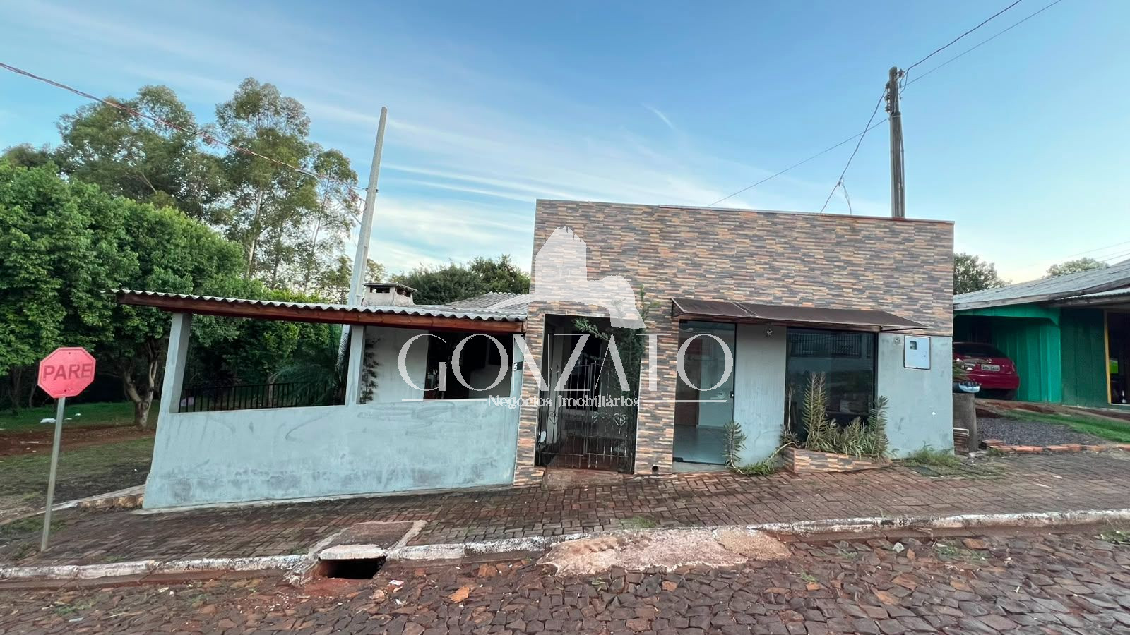 IMÓVEL DE MADEIRA COM SALA COMERRCIAL