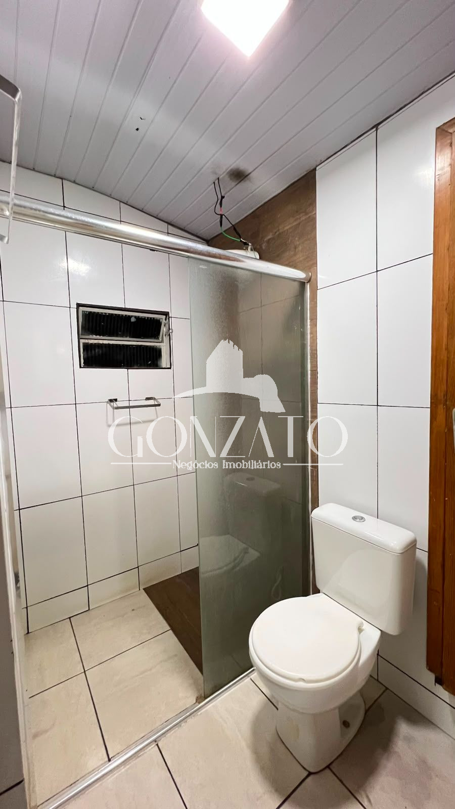 IMÓVEL DE MADEIRA COM SALA COMERRCIAL