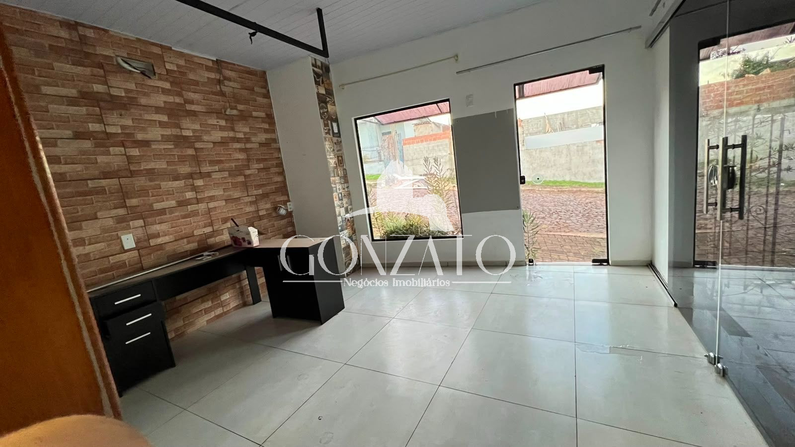 IMÓVEL DE MADEIRA COM SALA COMERRCIAL