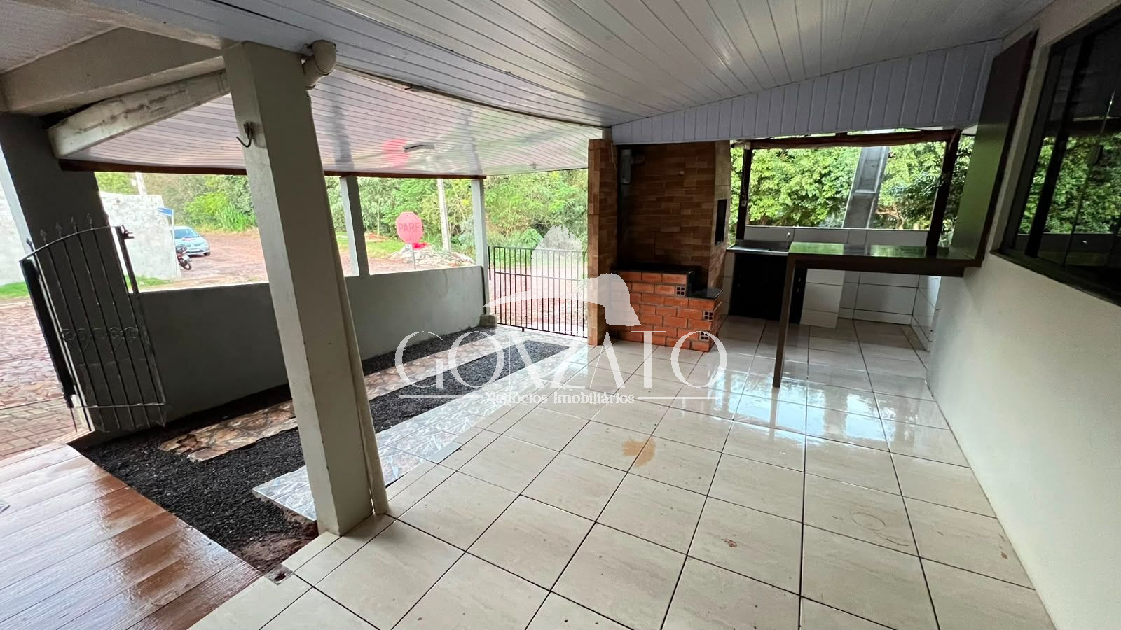 IMÓVEL DE MADEIRA COM SALA COMERRCIAL