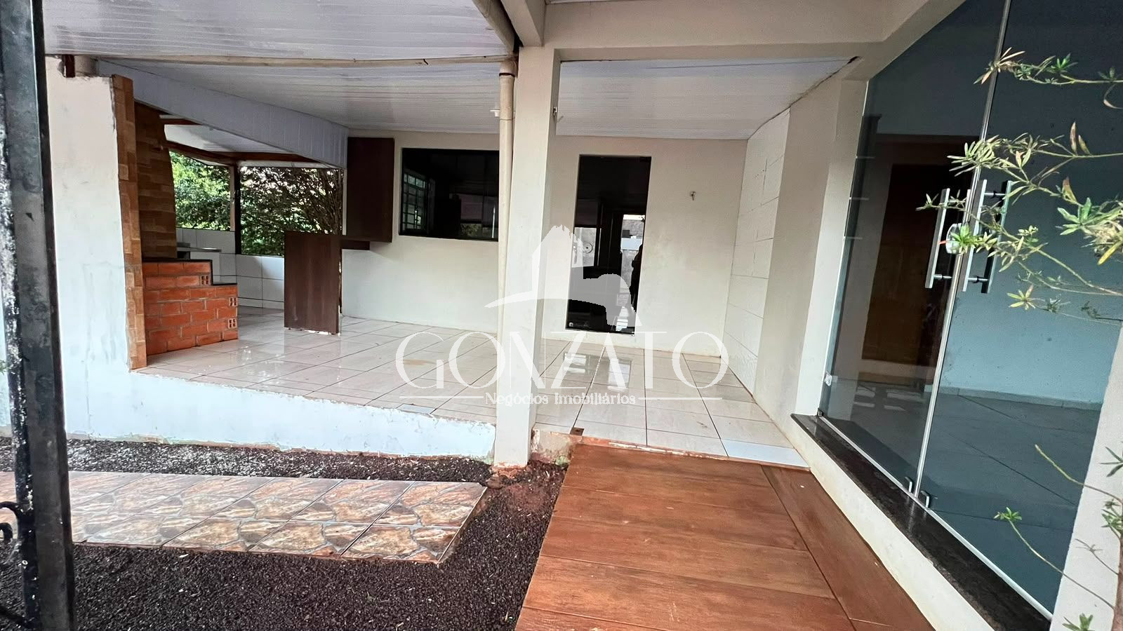 IMVEL DE MADEIRA COM SALA COMERRCIAL
