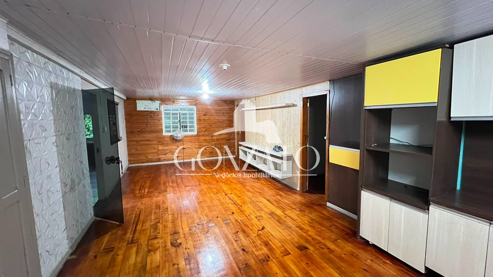 IMVEL DE MADEIRA COM SALA COMERRCIAL