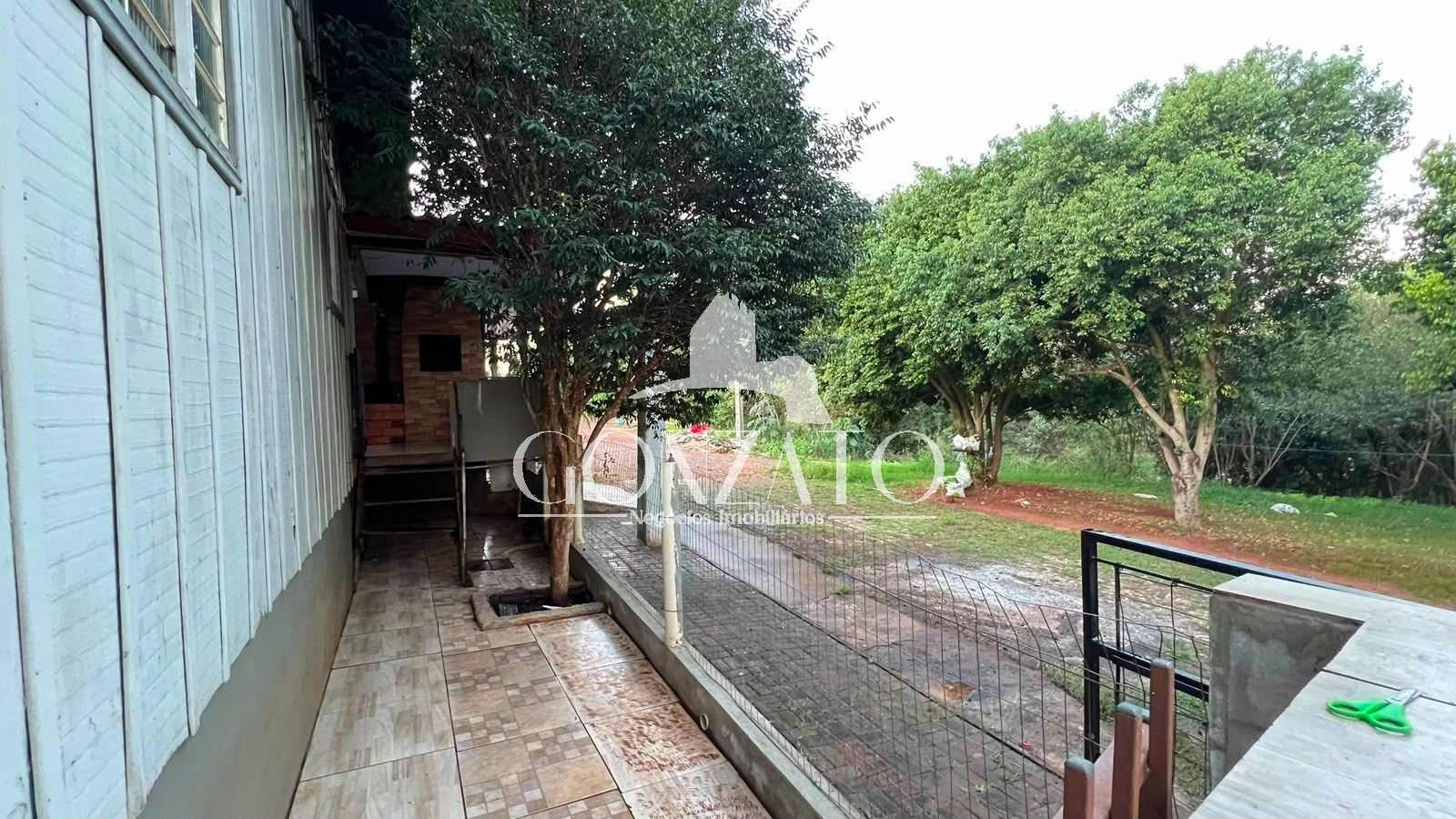 IMVEL DE MADEIRA COM SALA COMERRCIAL