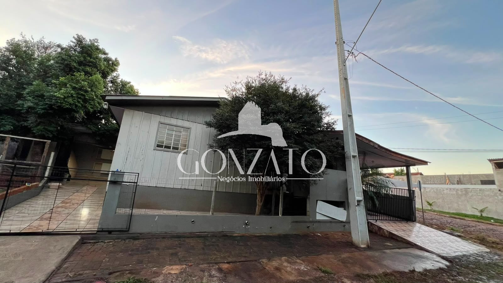 IMVEL DE MADEIRA COM SALA COMERRCIAL