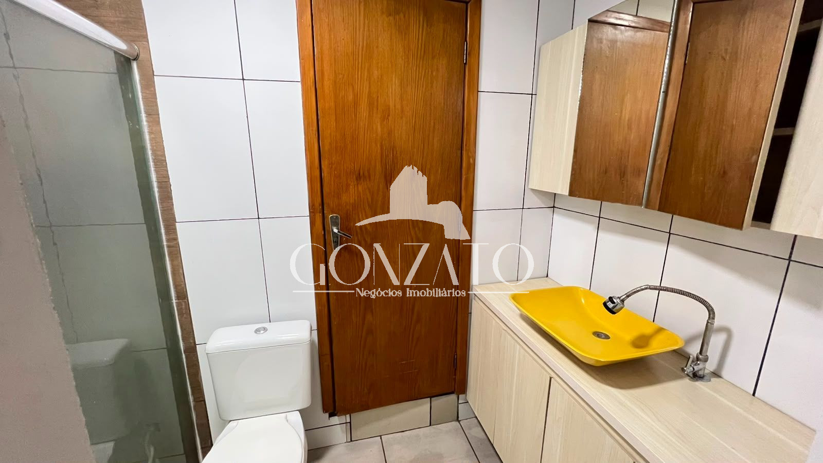 IMVEL DE MADEIRA COM SALA COMERRCIAL