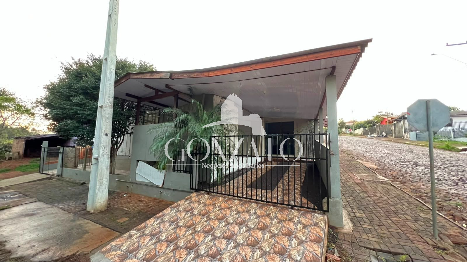 IMVEL DE MADEIRA COM SALA COMERRCIAL