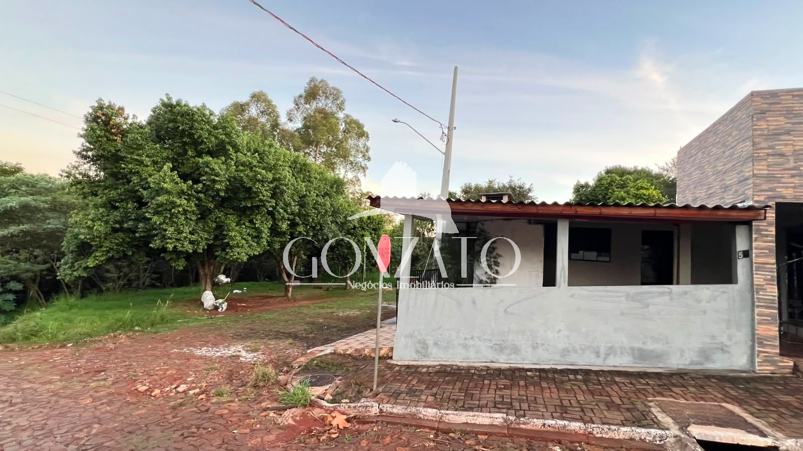 IMVEL DE MADEIRA COM SALA COMERRCIAL