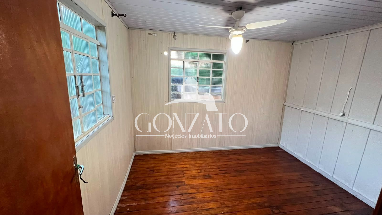 IMVEL DE MADEIRA COM SALA COMERRCIAL