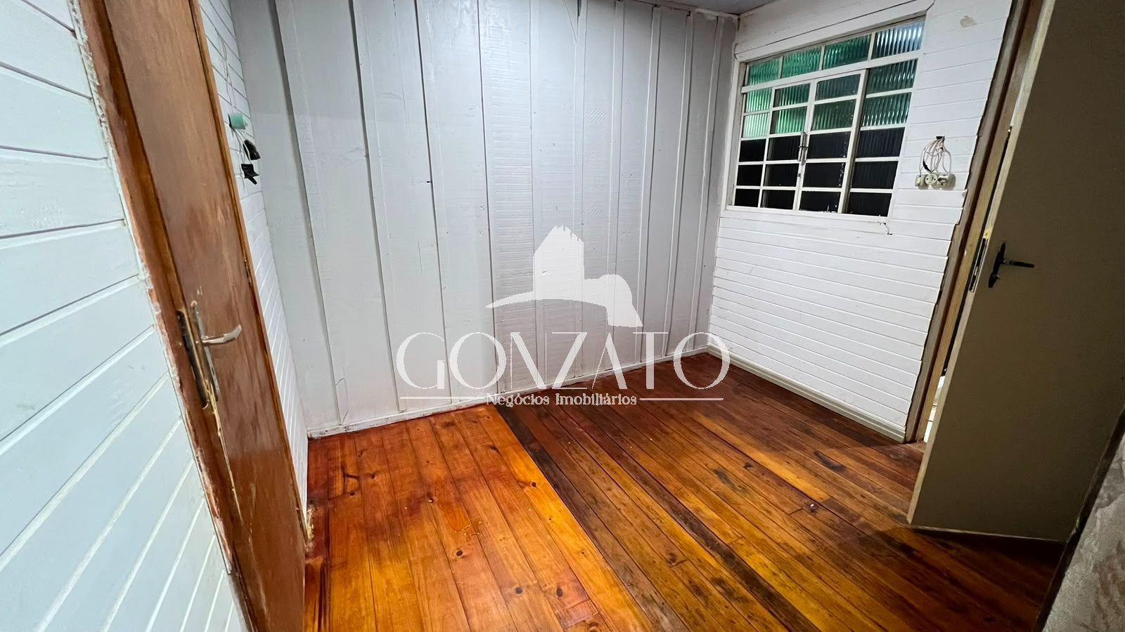 IMVEL DE MADEIRA COM SALA COMERRCIAL